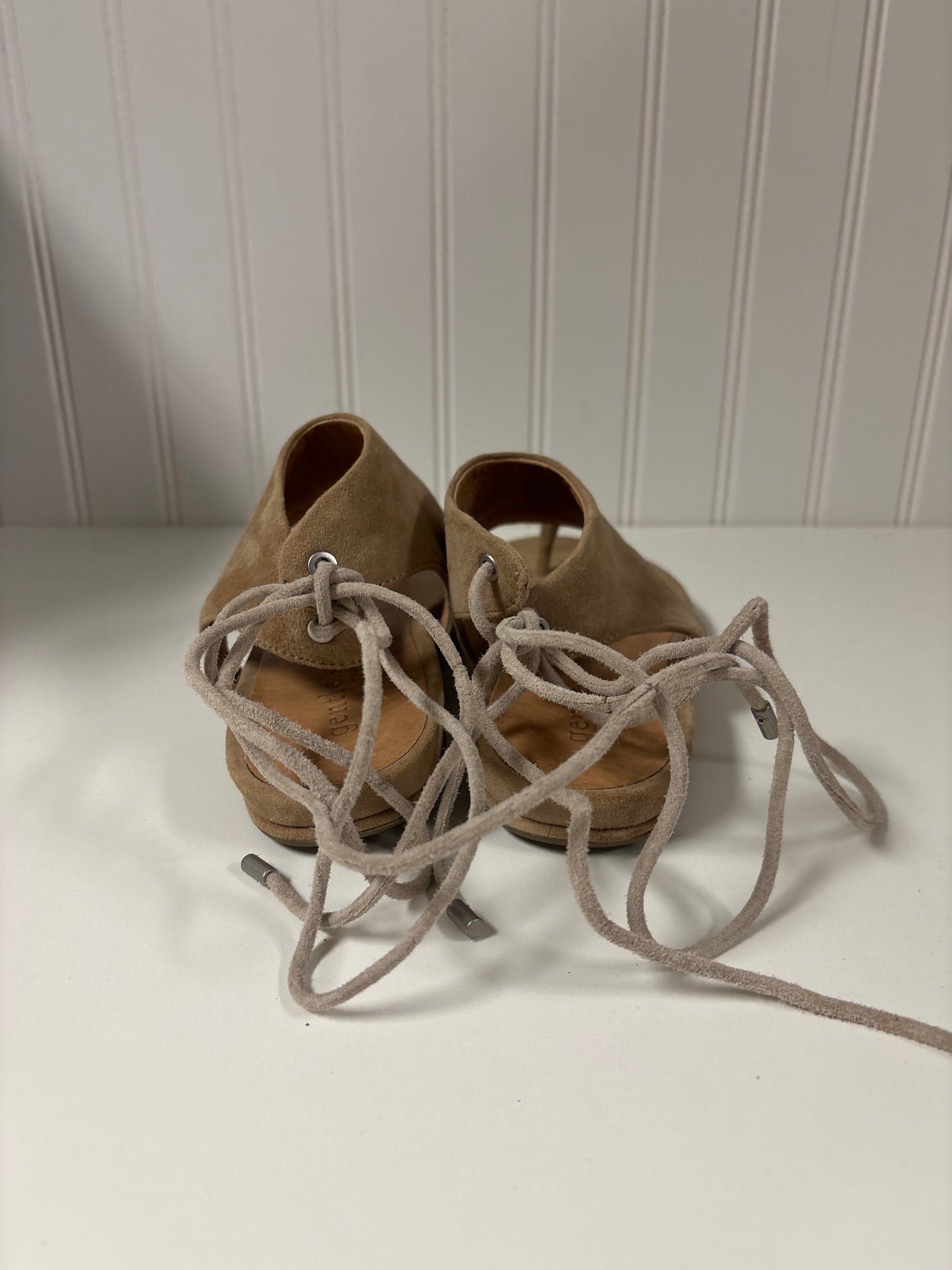 Taupe Sandals Flats Gentle Souls, Size 6