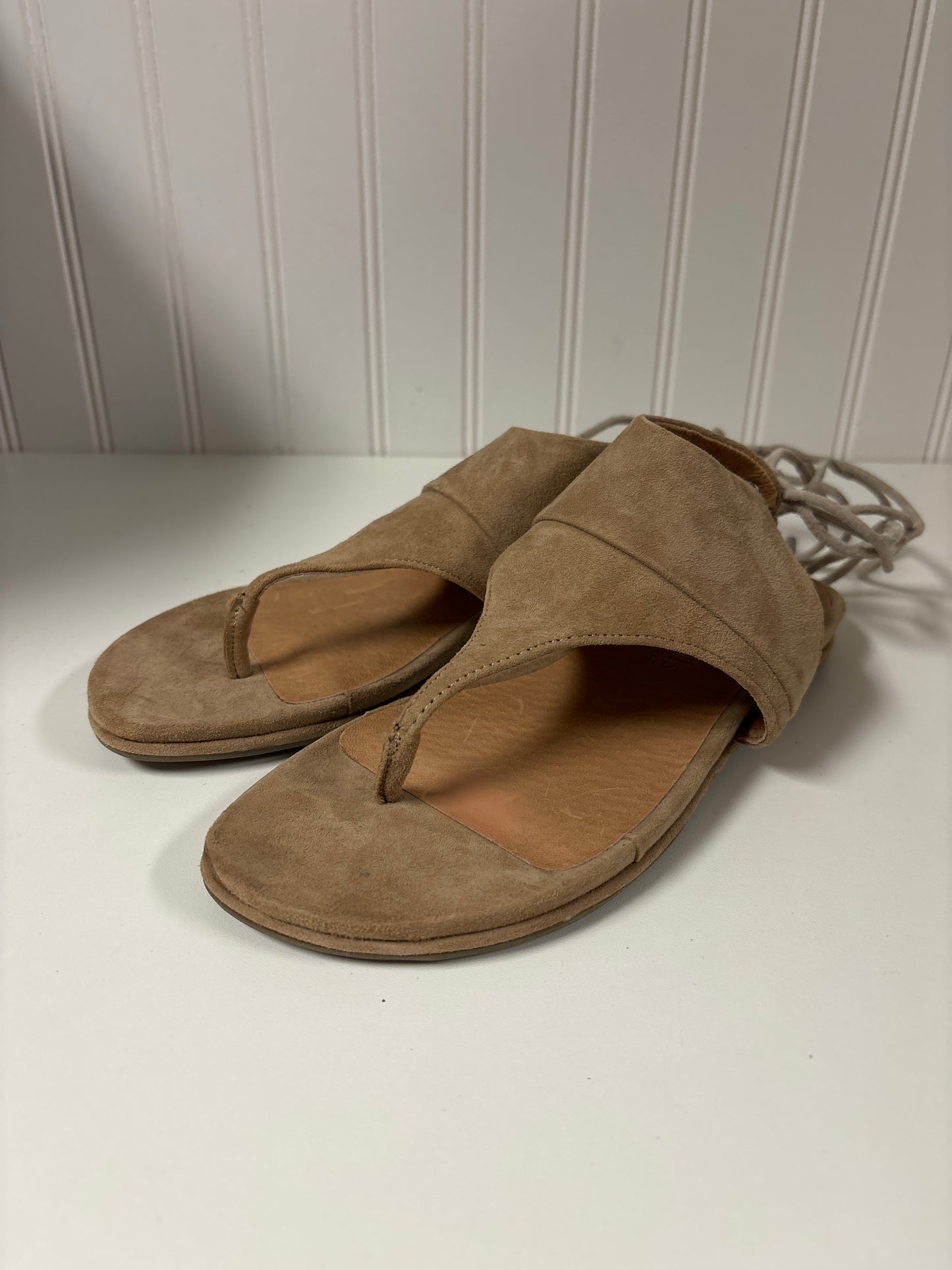 Taupe Sandals Flats Gentle Souls, Size 6