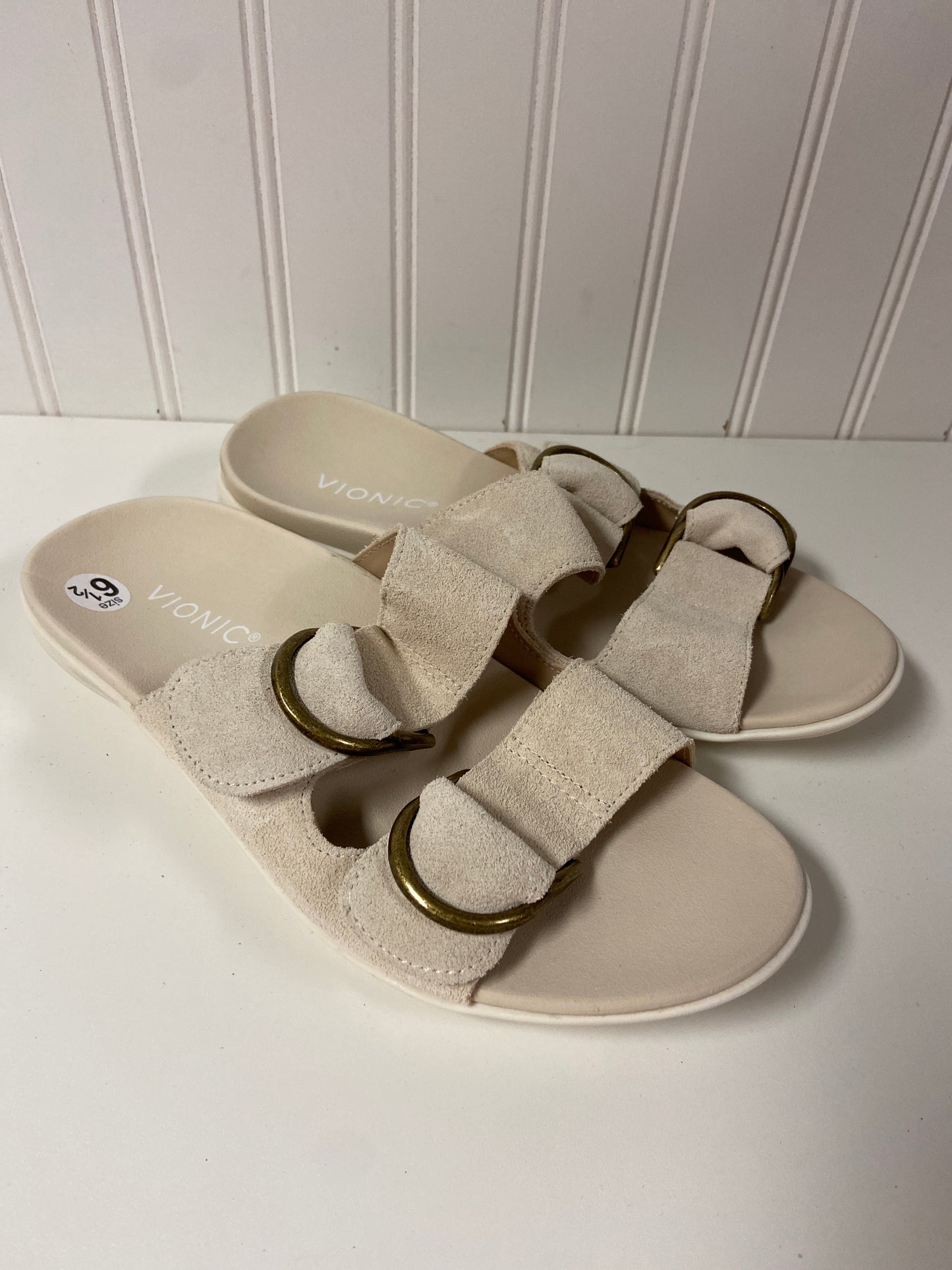 Sandals Flats By Vionic In Cream, Size: 6.5