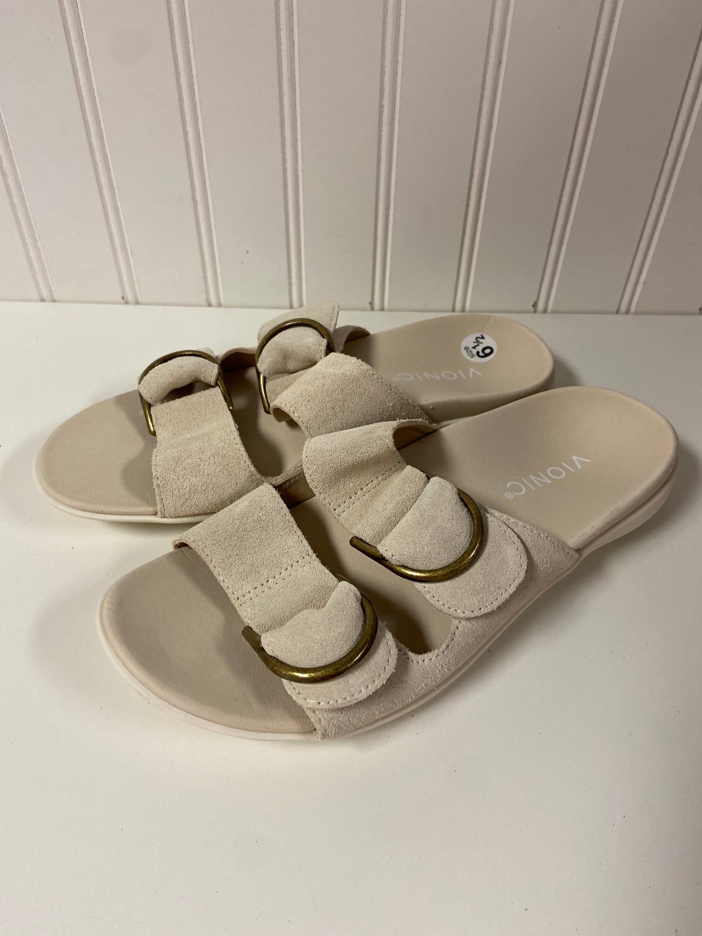 Sandals Flats By Vionic In Cream, Size: 6.5