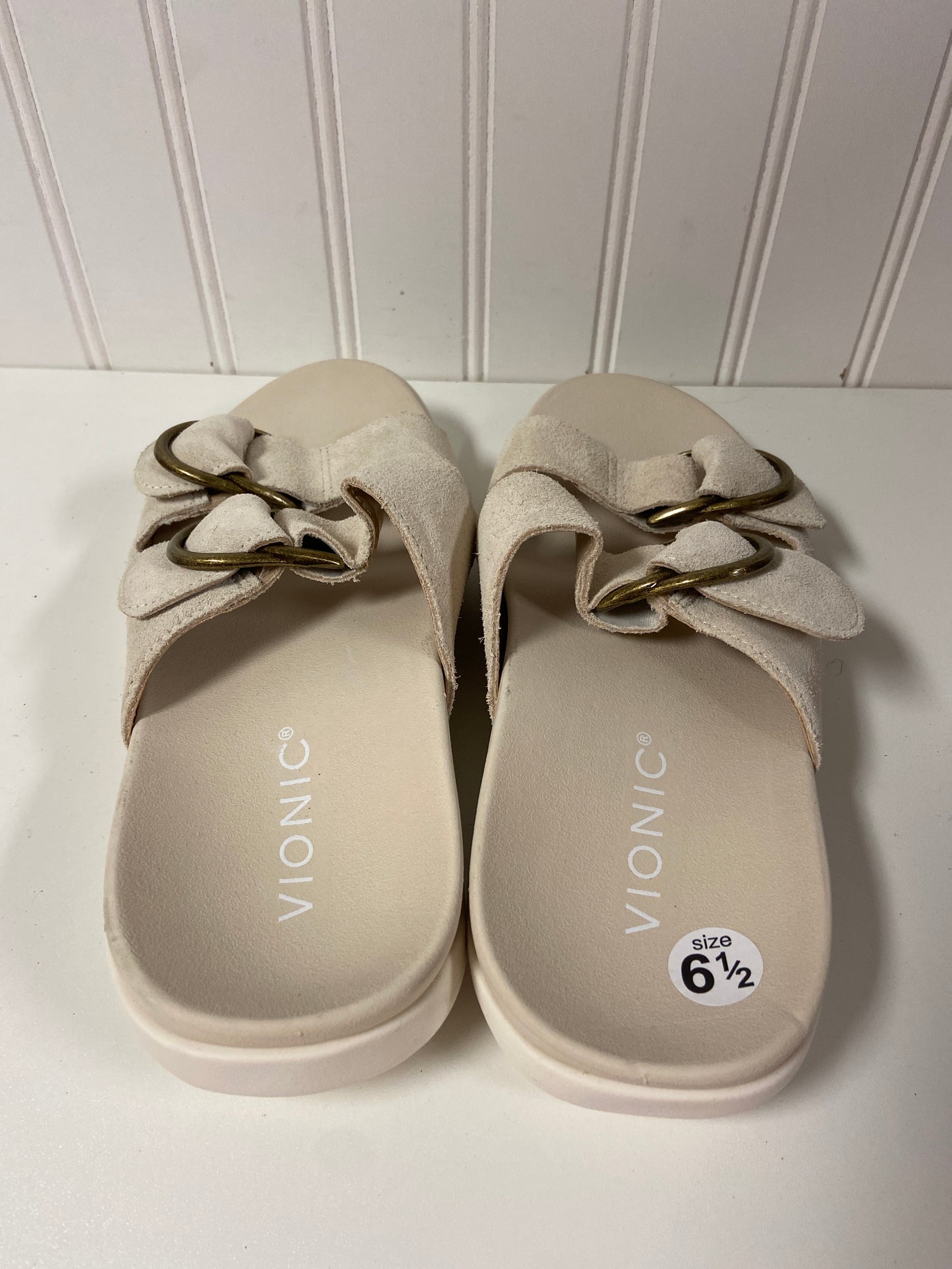 Sandals Flats By Vionic In Cream, Size: 6.5