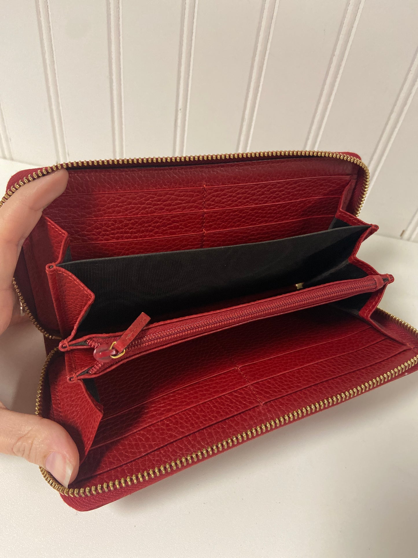 Wallet Luxury Designer By Gucci, Size: Medium