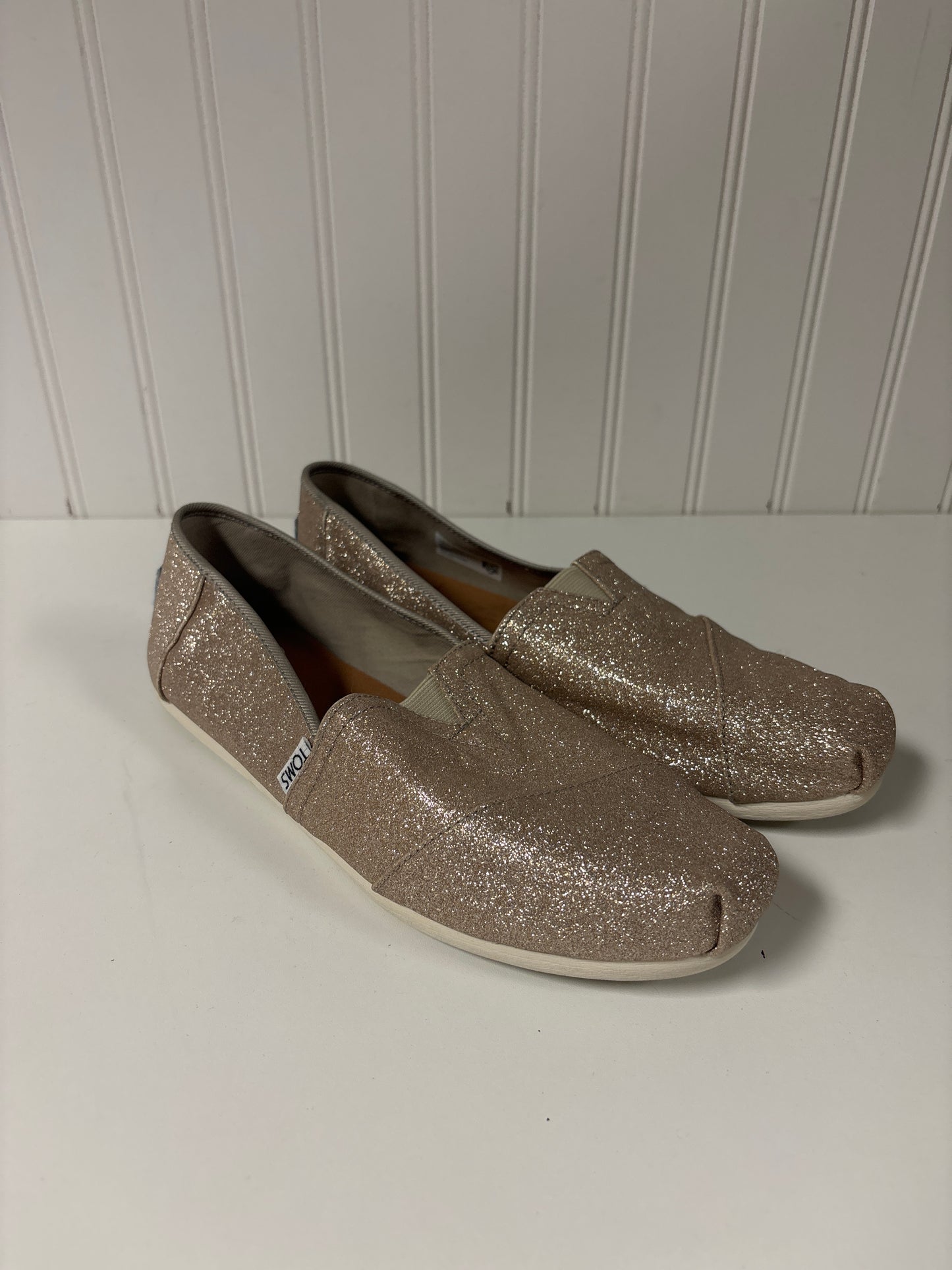 Shoes Flats By Toms In Gold, Size: 9.5