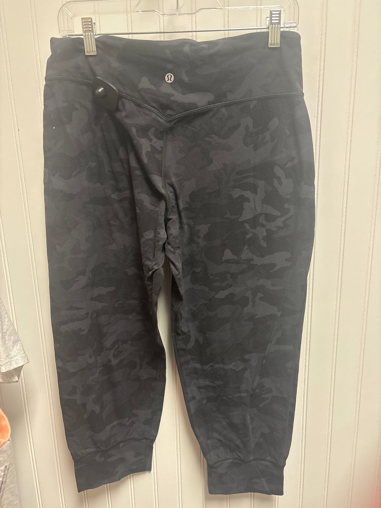 Athletic Leggings Capris By Lululemon In Camouflage Print, Size: M