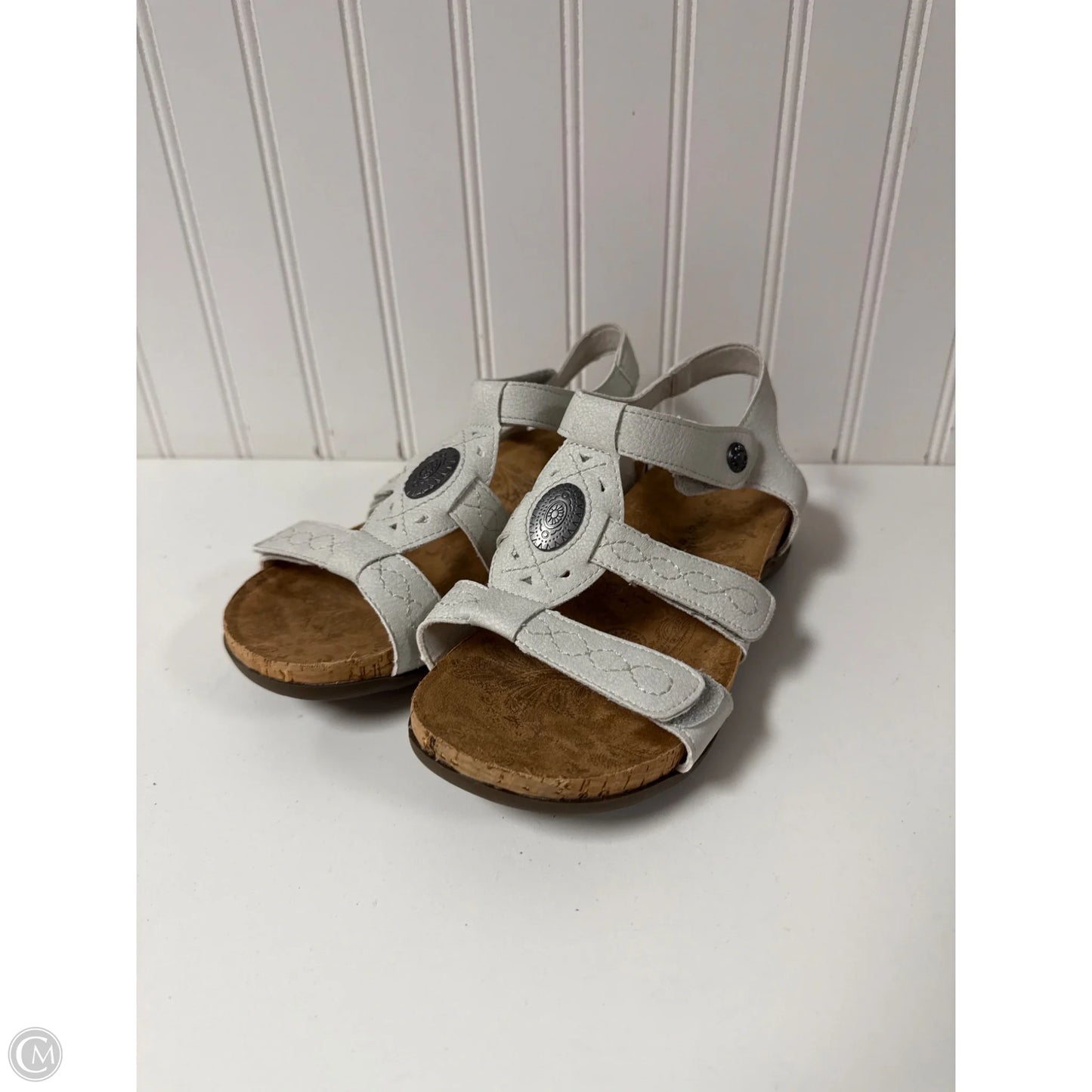 Sandals Flats By Bearpaw In White, Size: 6