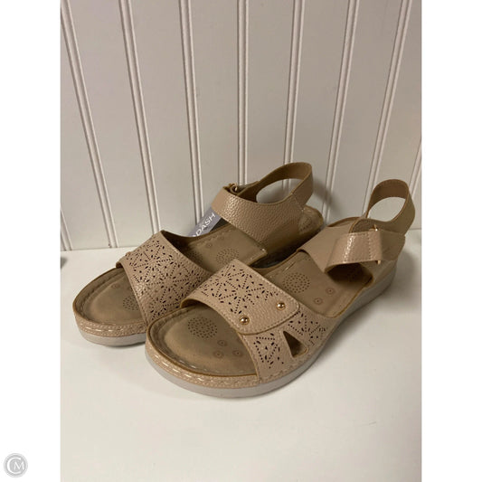 Sandals Flats By Clothes Mentor In Beige, Size: 10.5
