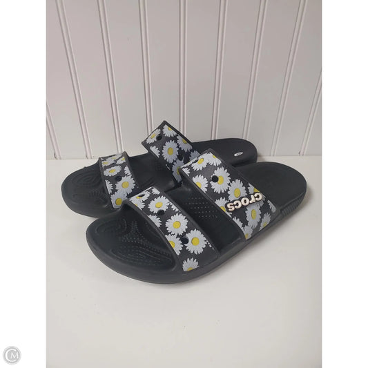 Sandals Flats By Crocs In Black & White, Size: 11