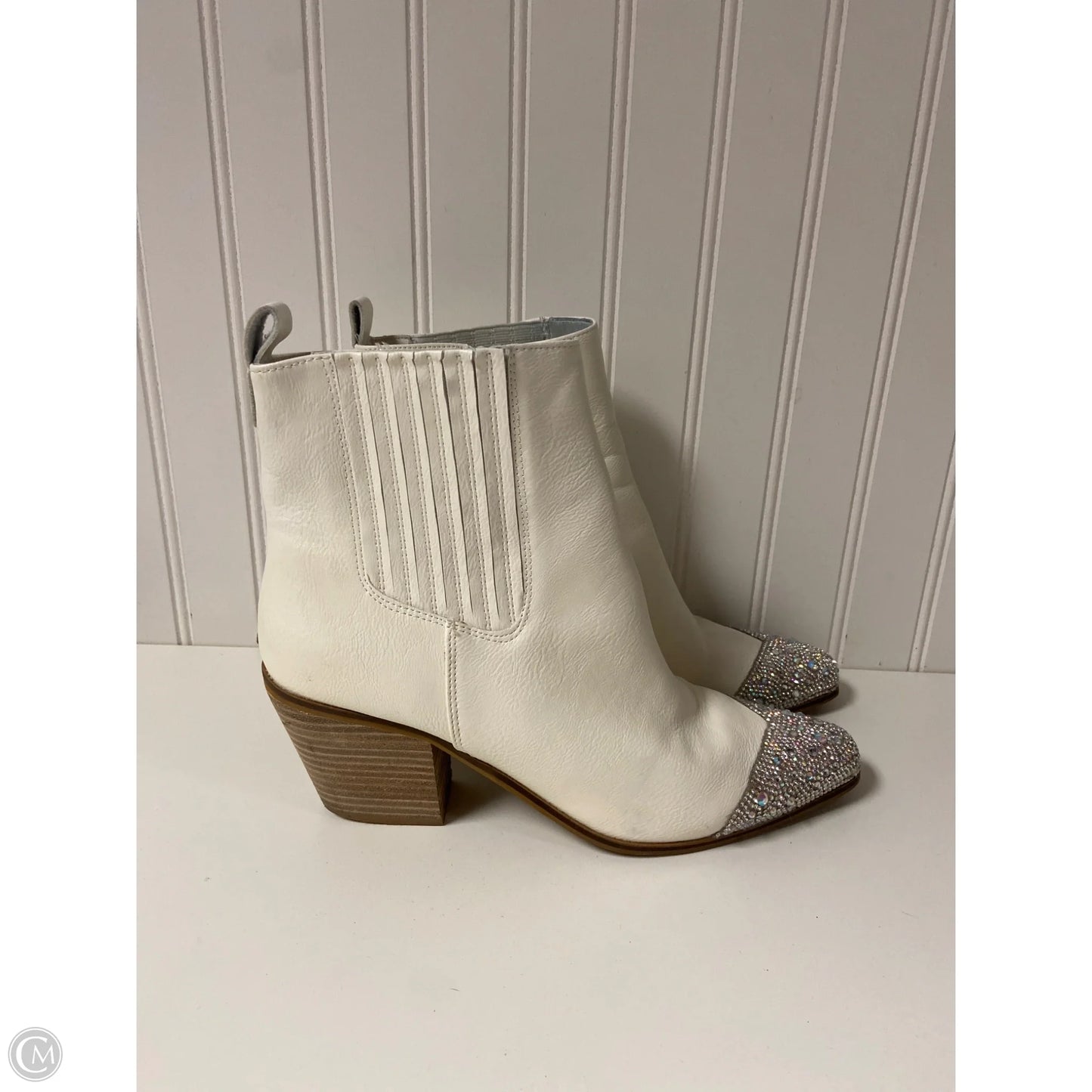 Boots Ankle Flats By Clothes Mentor In White, Size: 9.5