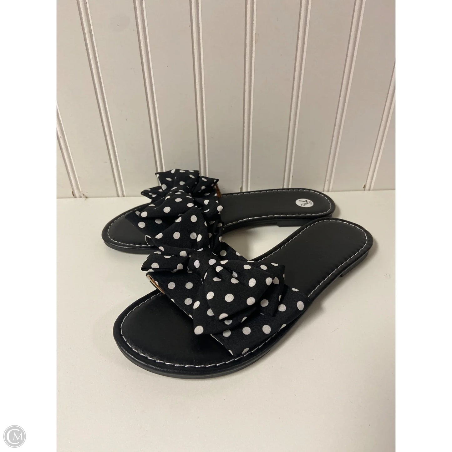 Sandals Flats By Clothes Mentor In Polkadot Pattern, Size: 7.5