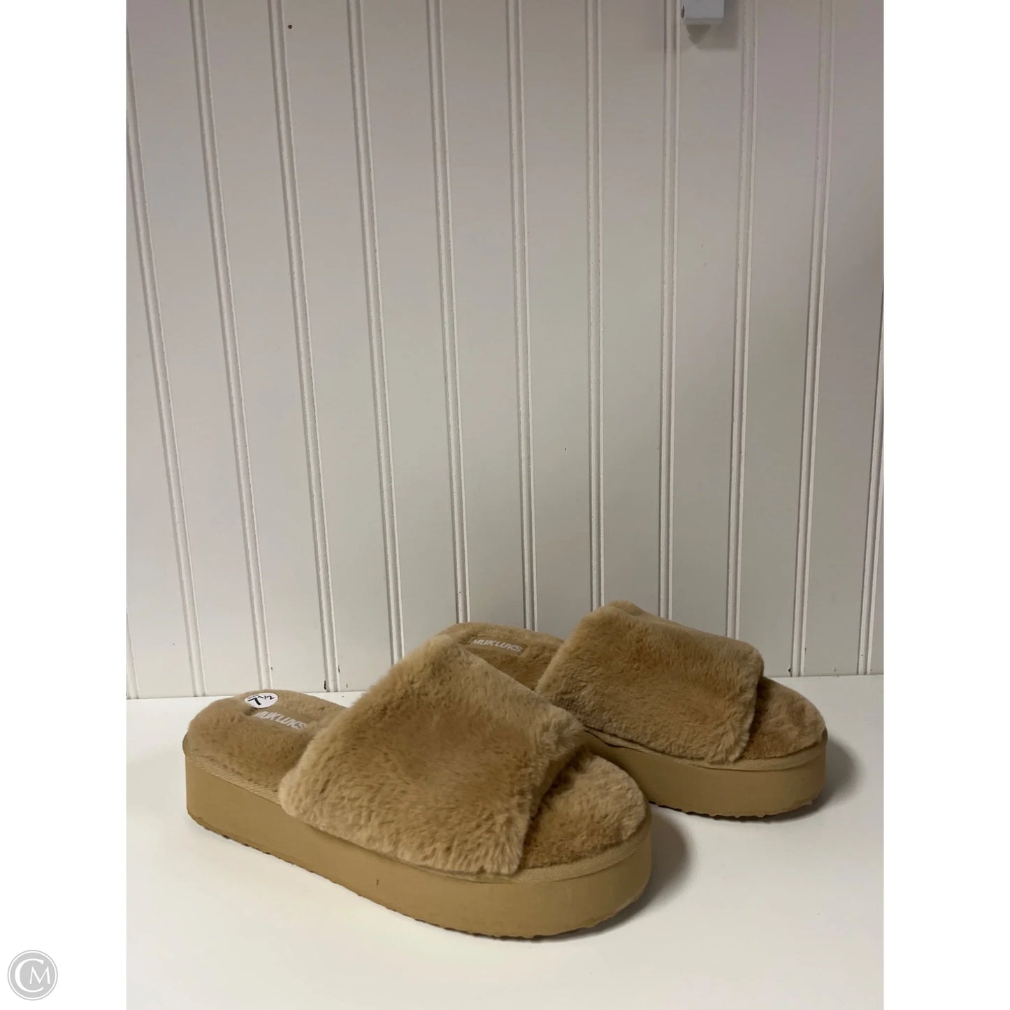 Sandals Flats By Muk Luks In Beige, Size: 7.5