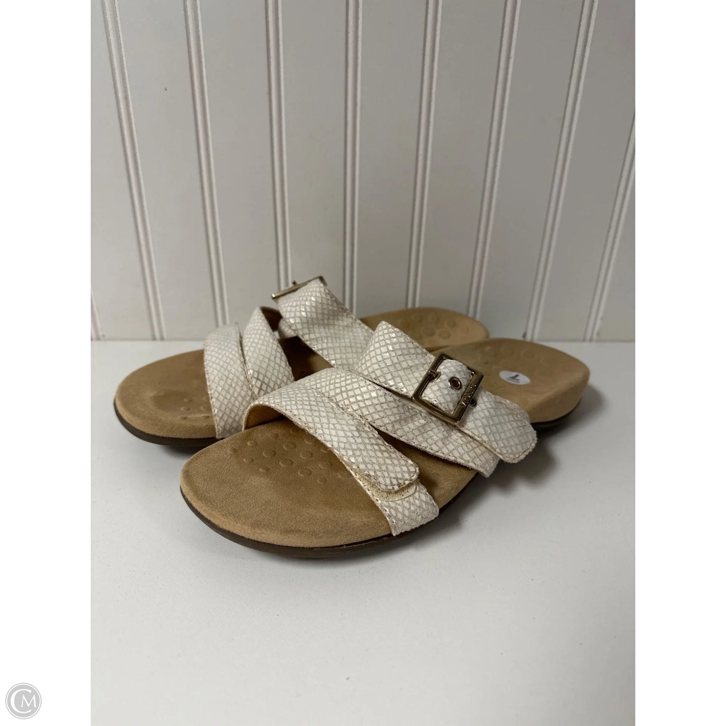 Sandals Flats By Vionic In Cream, Size: 7