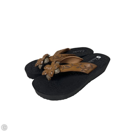 Sandals Flip Flops By Clarks In Black & Brown, Size: 6