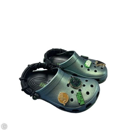 Shoes Flats By Crocs In Green, Size: 6