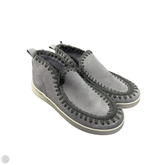 Shoes Flats By Bearpaw In Grey, Size: 9