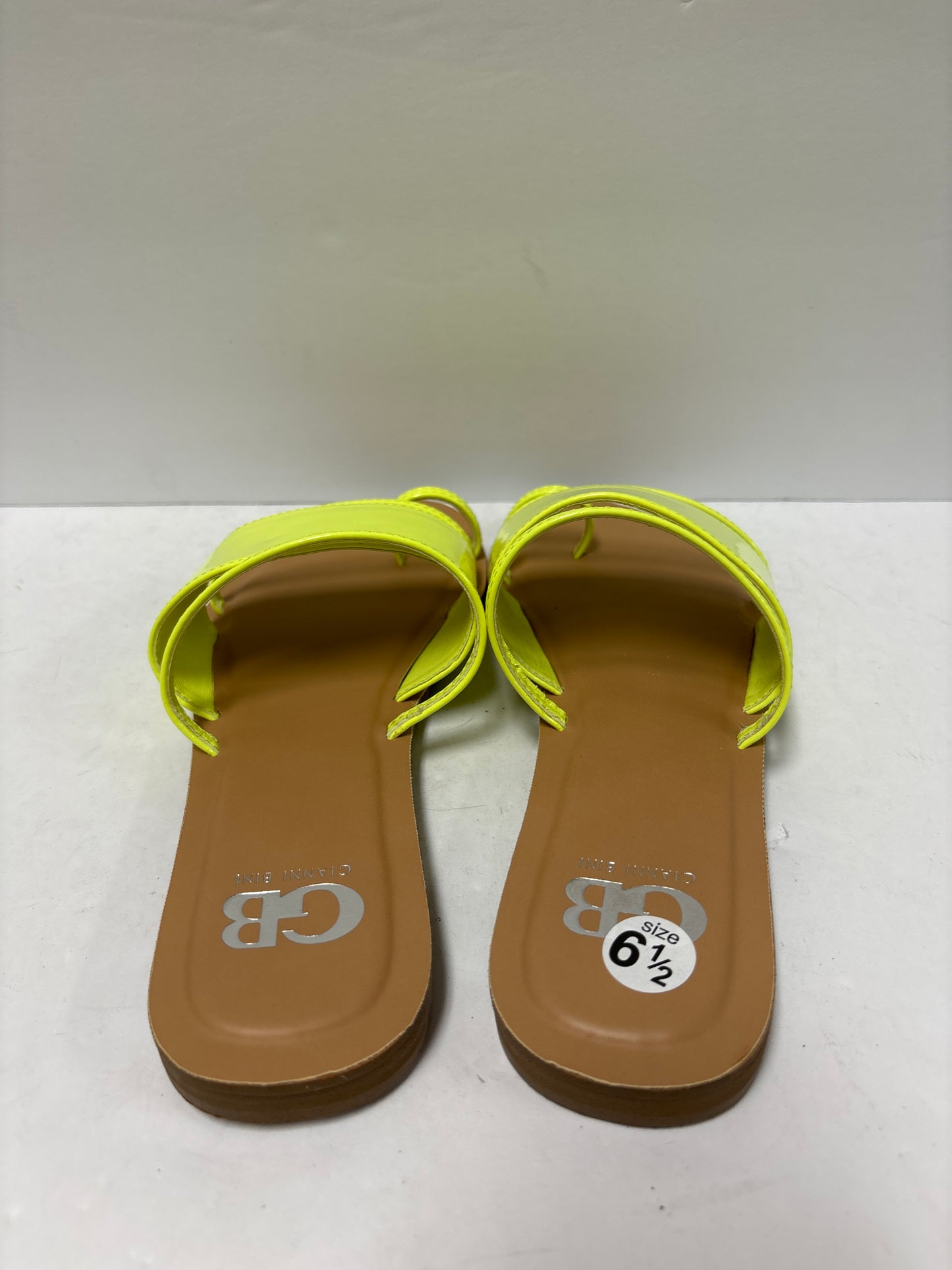 Yellow Sandals Flats Gianni Bini, Size 6.5