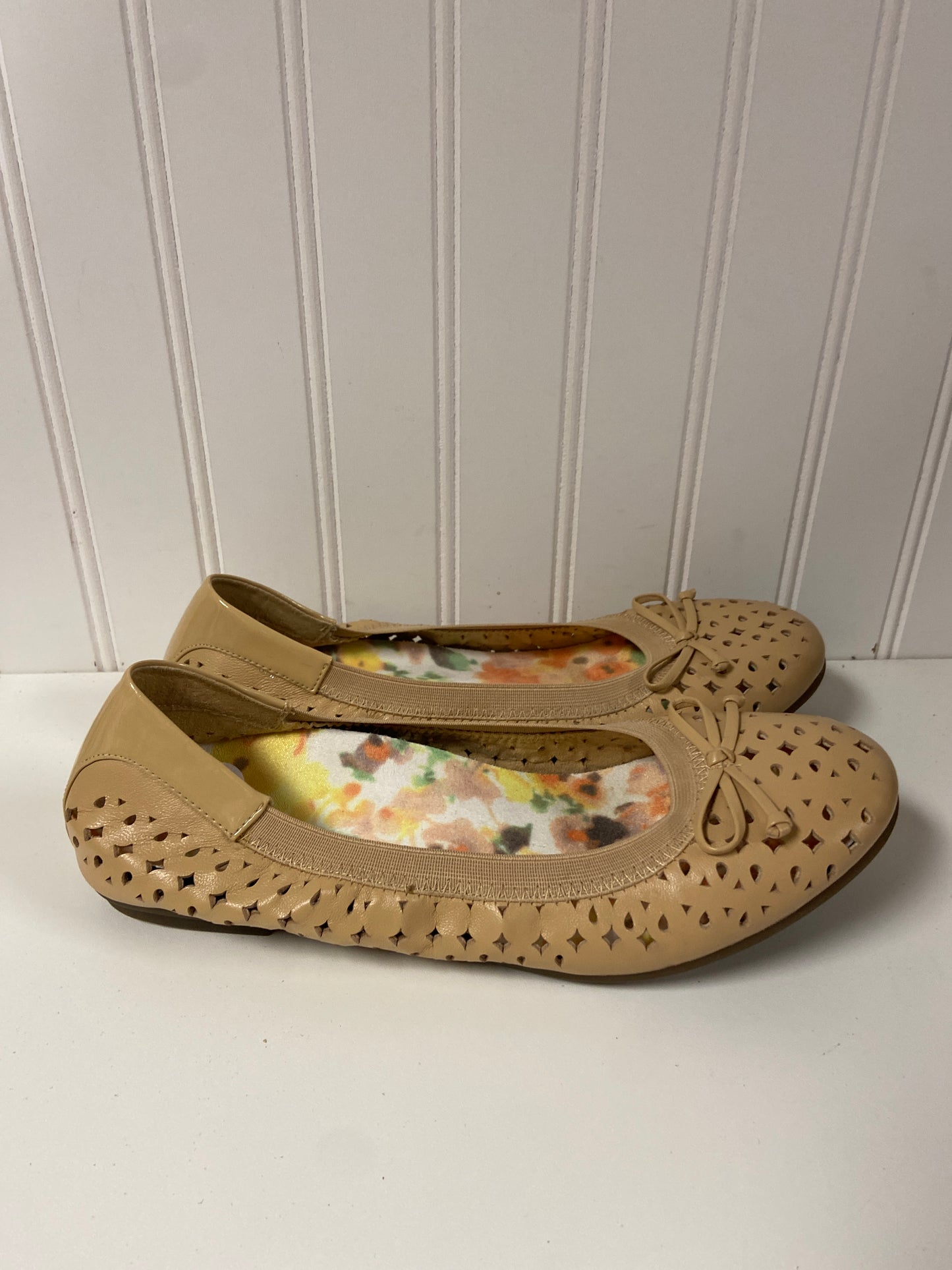 Shoes Flats By Vionic In Beige, Size: 8