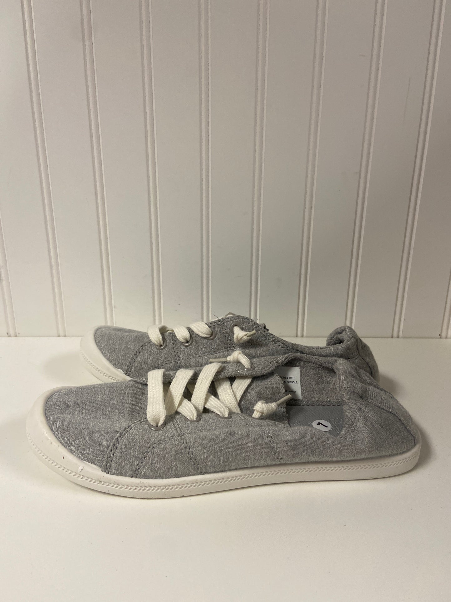 Shoes Sneakers By Clothes Mentor In Grey, Size: 7