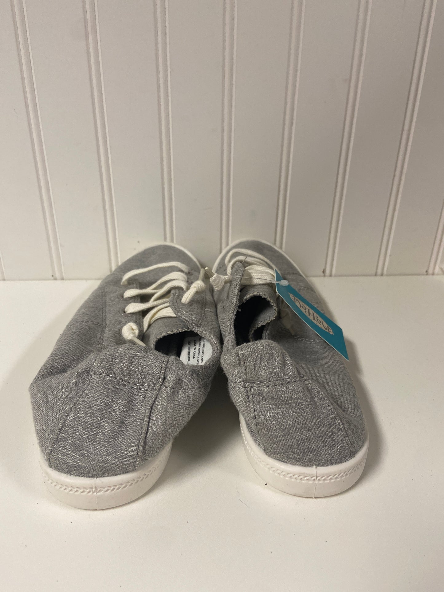 Shoes Sneakers By Clothes Mentor In Grey, Size: 7