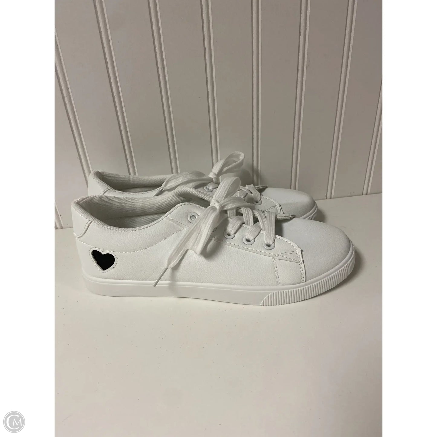 Shoes Sneakers By Clothes Mentor In White, Size: 9