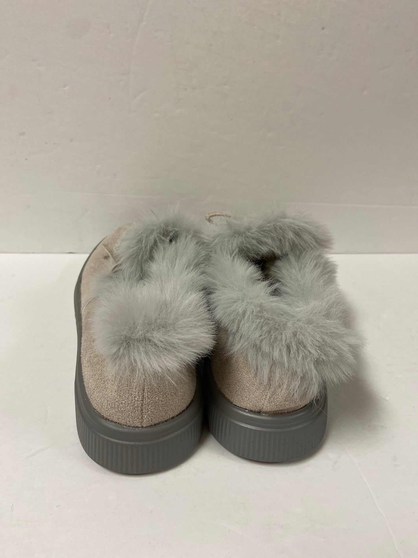 Slippers By Clothes Mentor  Size: 9